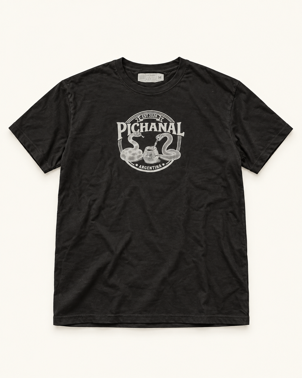 Remera Pichanal negra de frente, estampa de víboras y mate