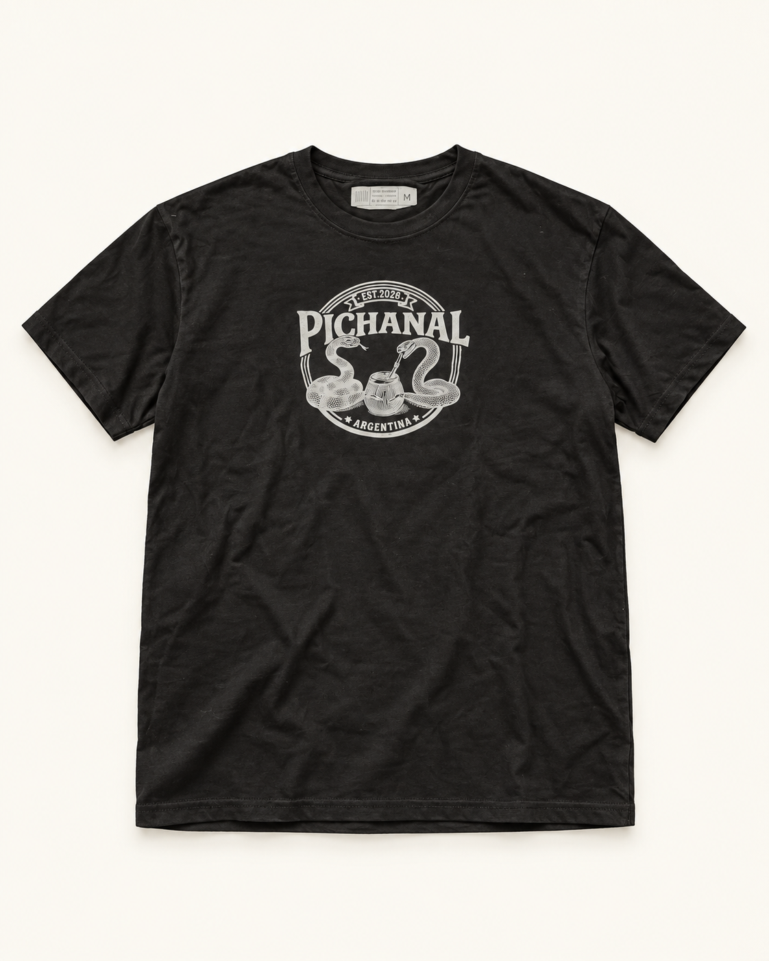 Remera Pichanal negra de frente, estampa de víboras y mate
