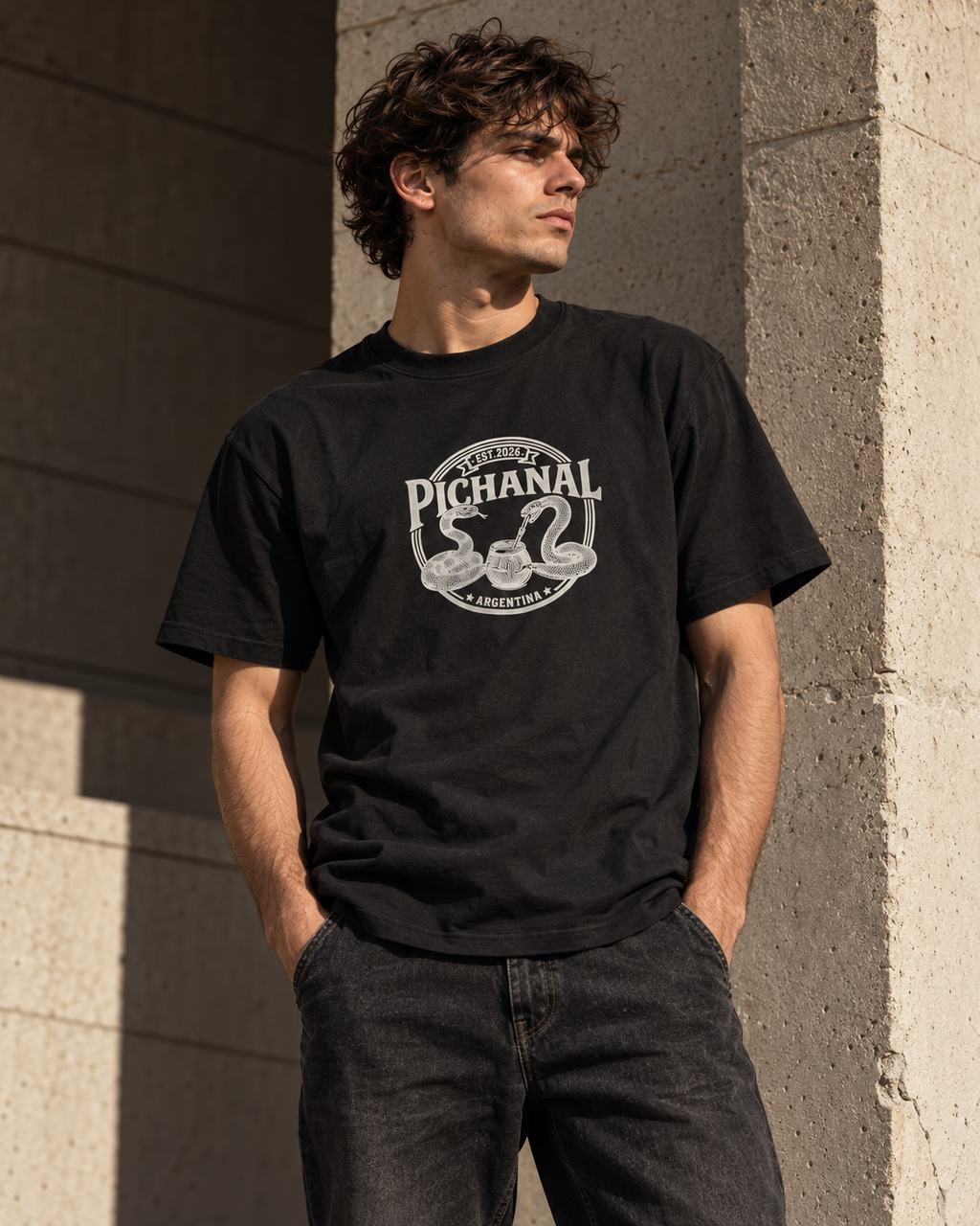 Modelo con la remera Pichanal negra