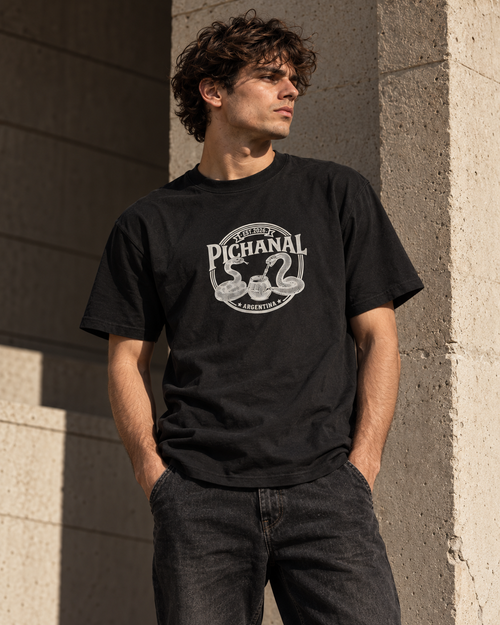 Modelo con la remera Pichanal negra