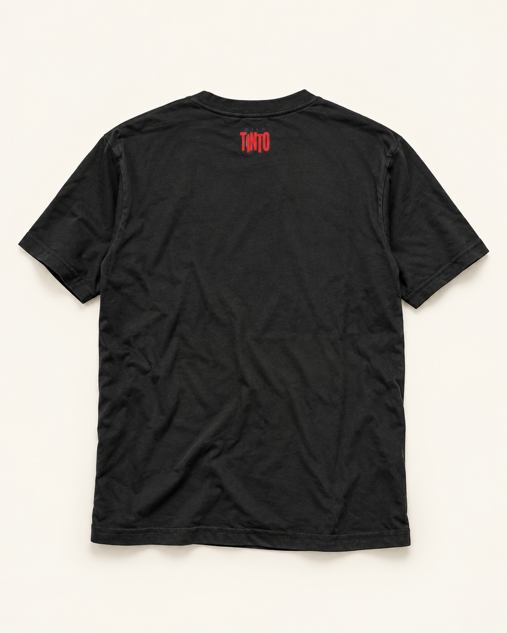 Espalda de la remera Pichanal con el logo Hilo Tinto