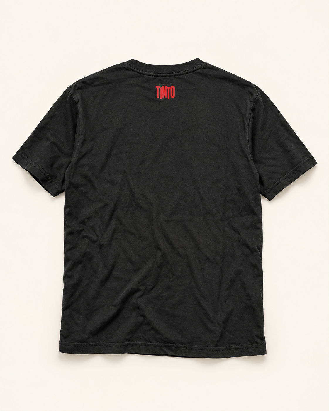 Espalda de la remera Pichanal con el logo Hilo Tinto