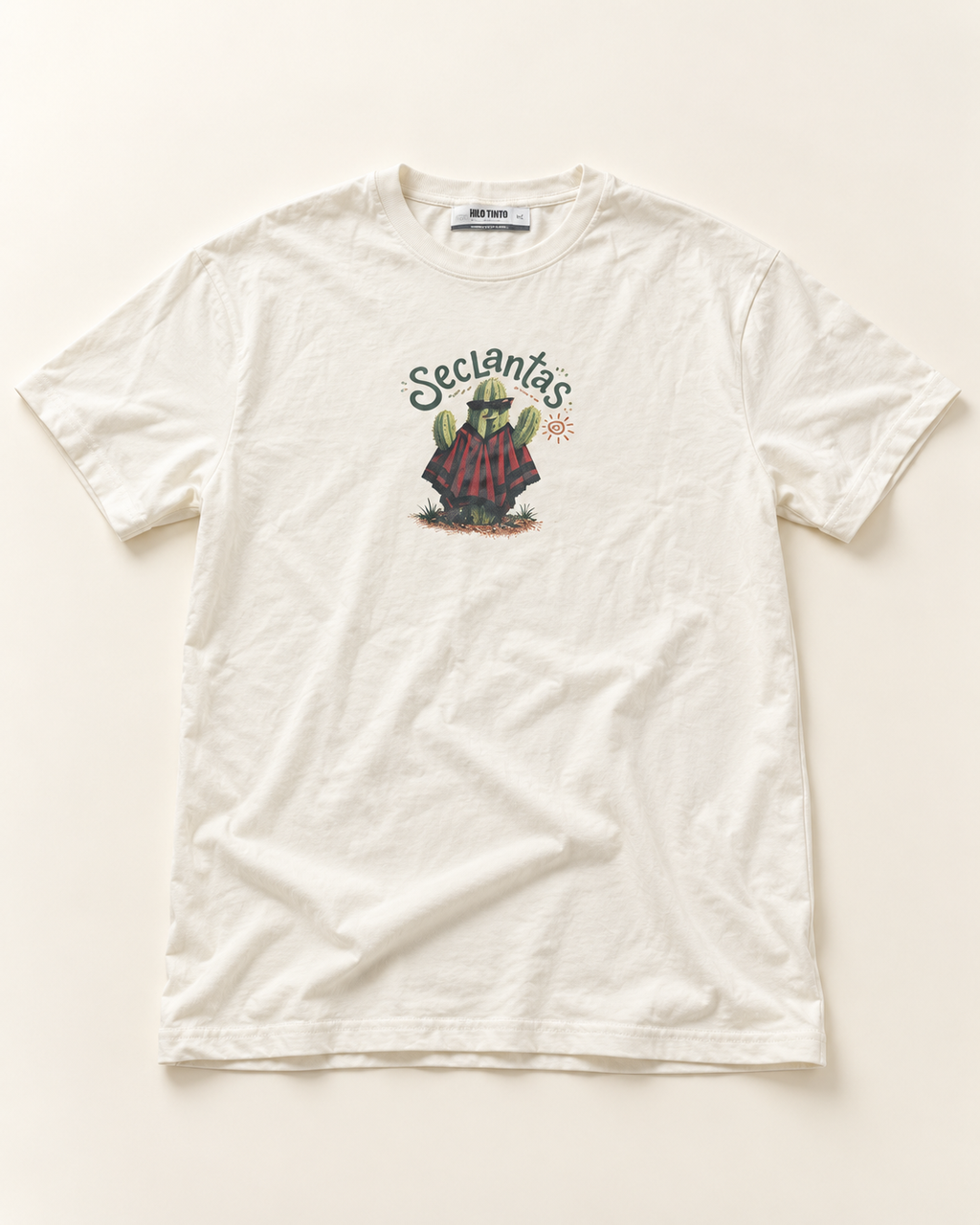 Remera Seclantás color crudo de frente, estampa del cardón con poncho