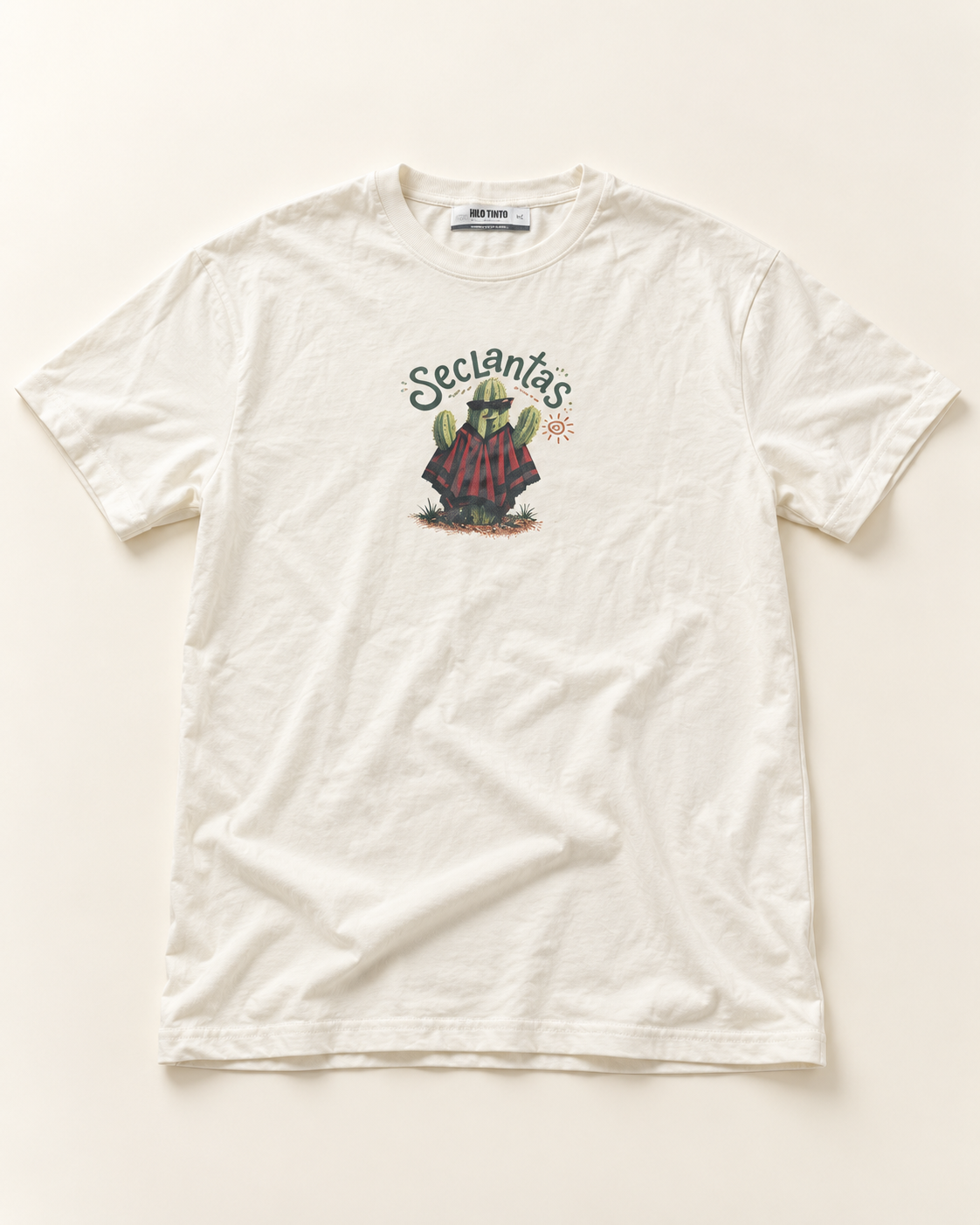 Remera Seclantás color crudo de frente, estampa del cardón con poncho