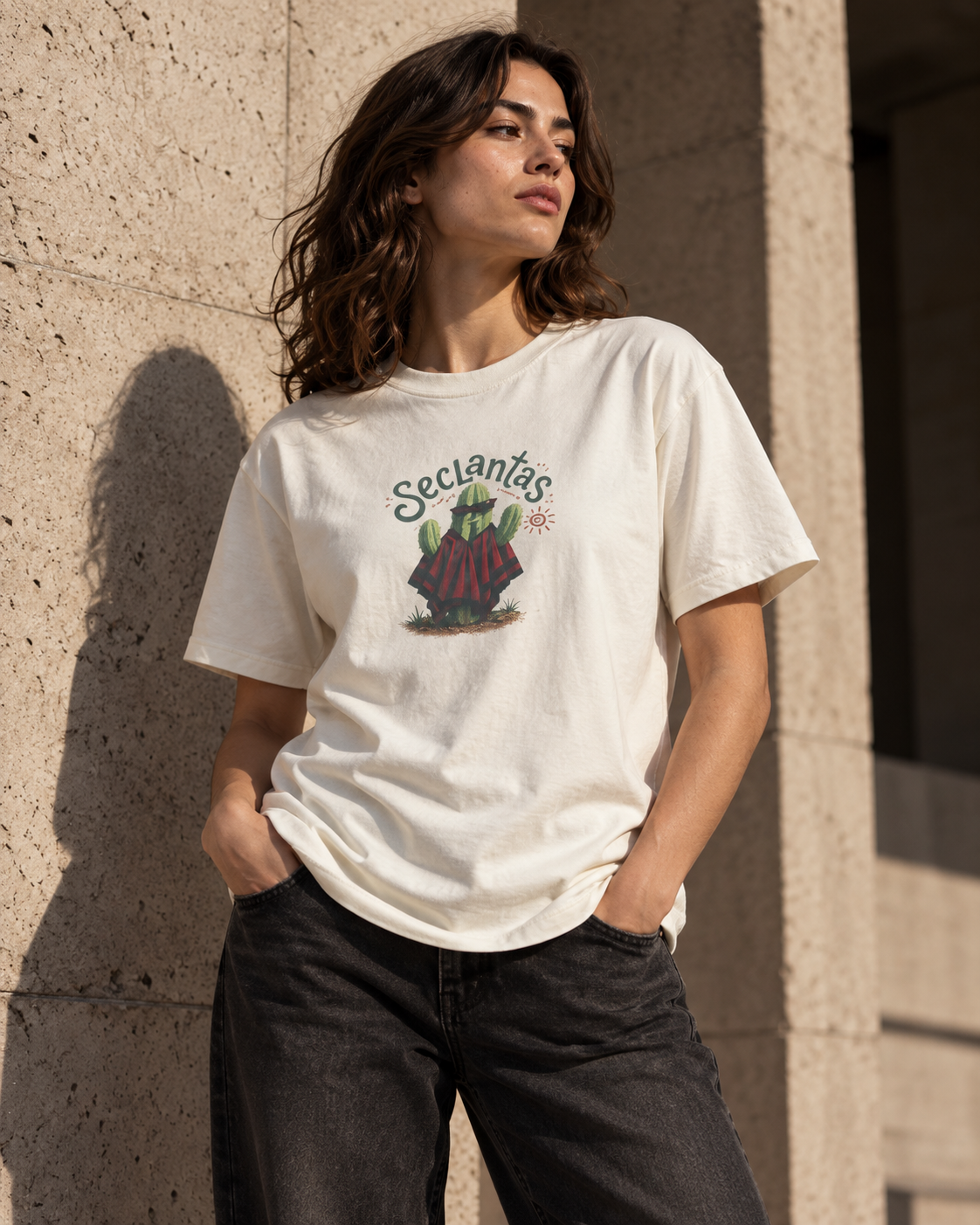 Modelo con la remera Seclantás color crudo
