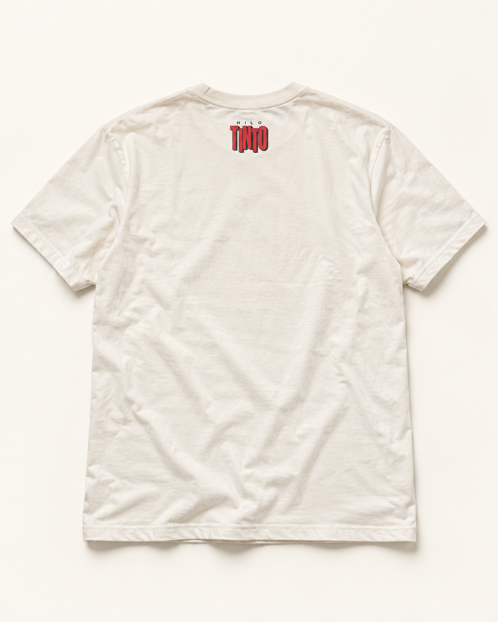 Espalda de la remera Seclantás con el logo Hilo Tinto