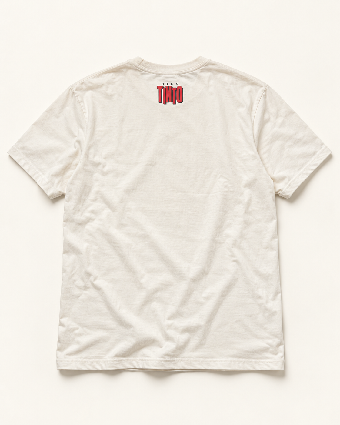 Espalda de la remera Seclantás con el logo Hilo Tinto