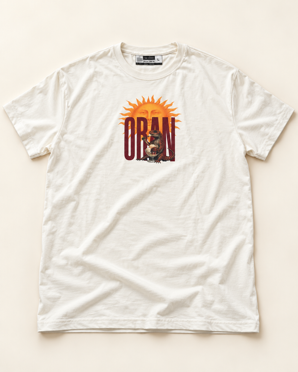 Remera Orán color crudo de frente, estampa del lagarto y el sol