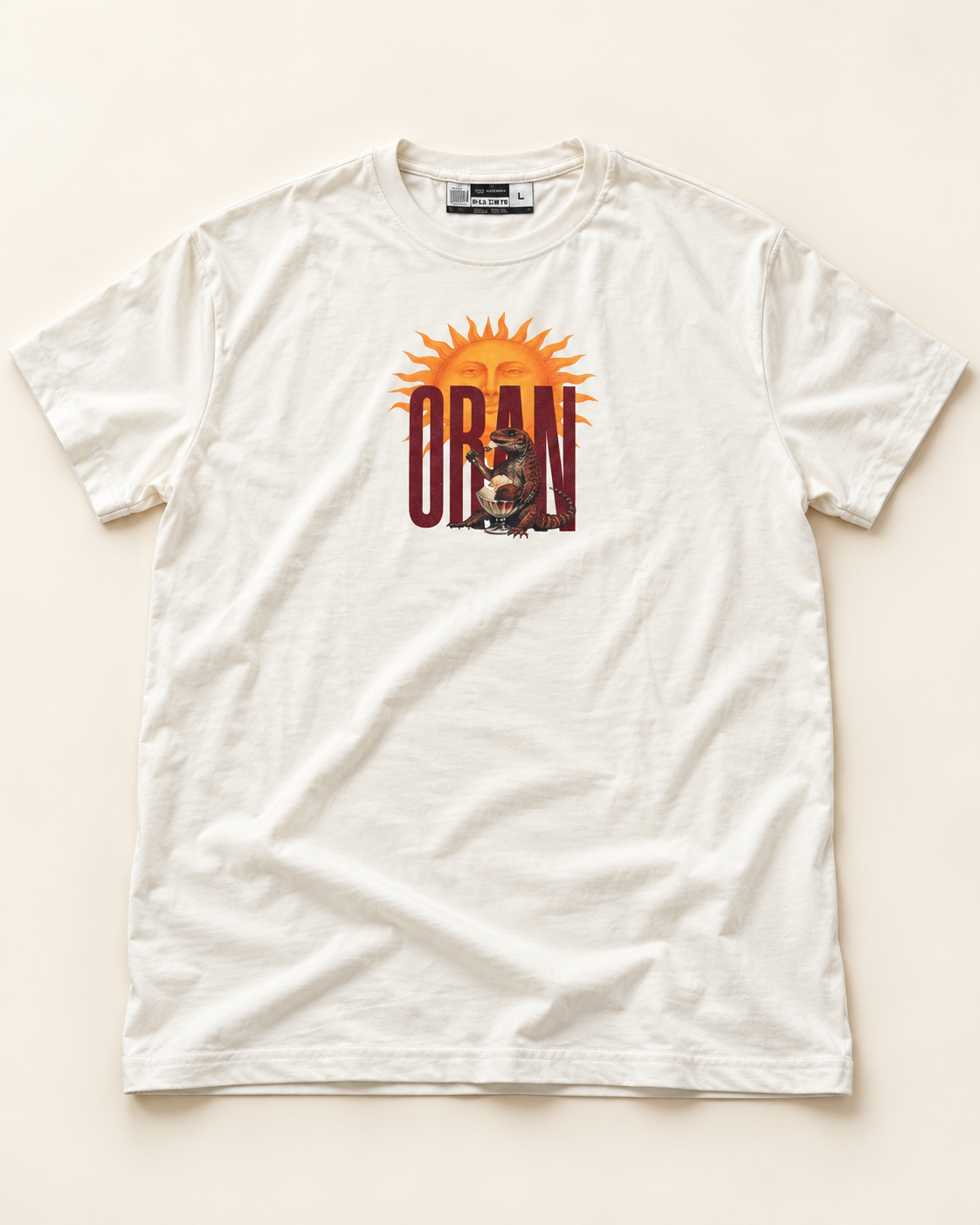 Remera Orán color crudo de frente, estampa del lagarto y el sol