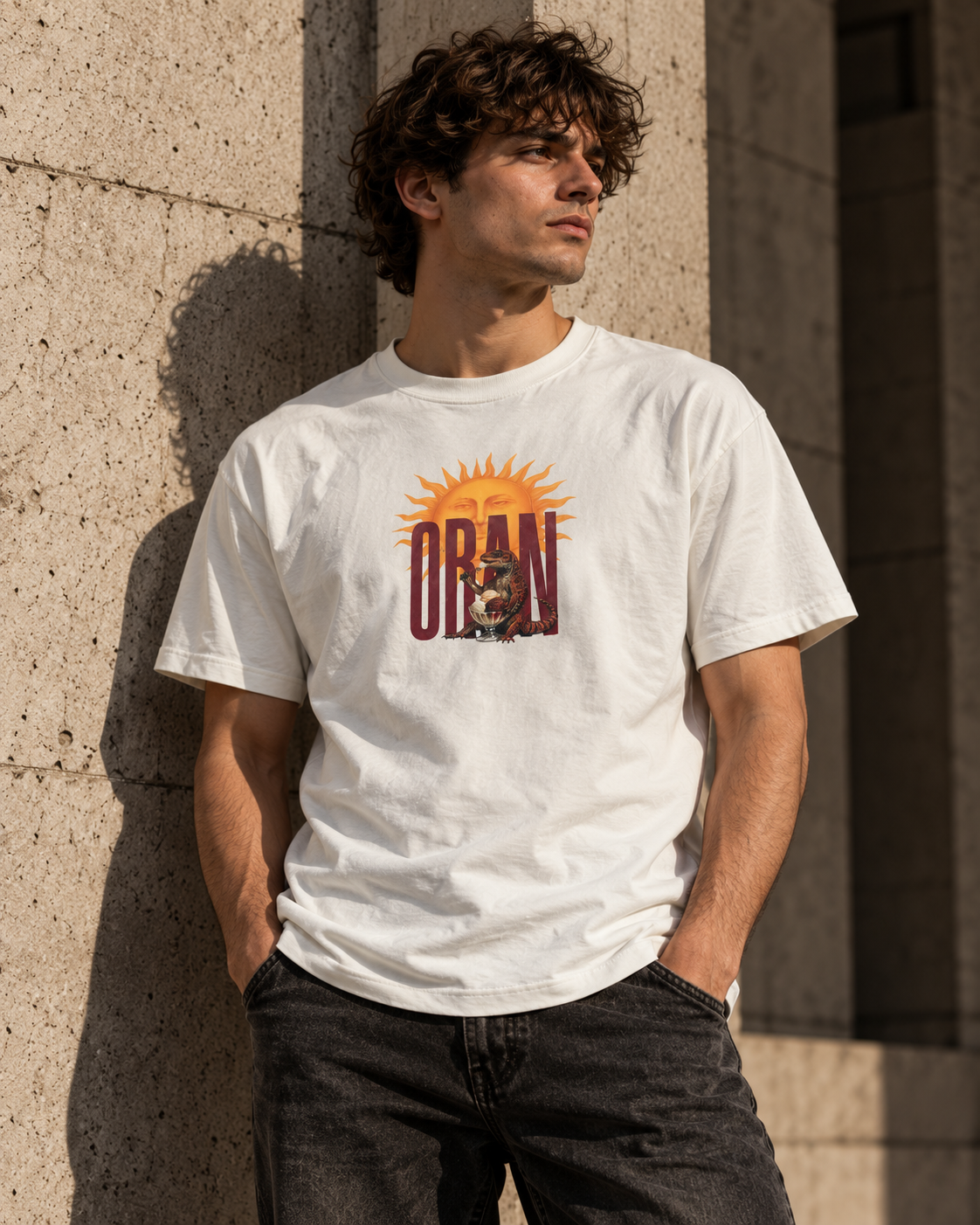 Modelo con la remera Orán color crudo