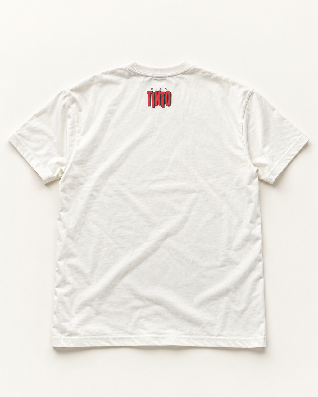 Espalda de la remera Orán con el logo Hilo Tinto