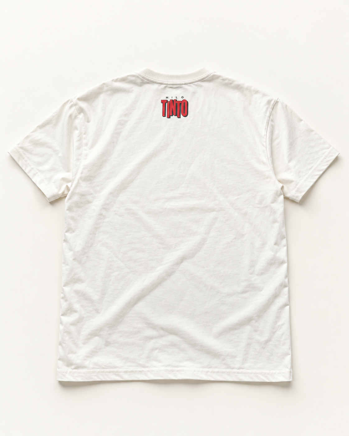 Espalda de la remera Orán con el logo Hilo Tinto