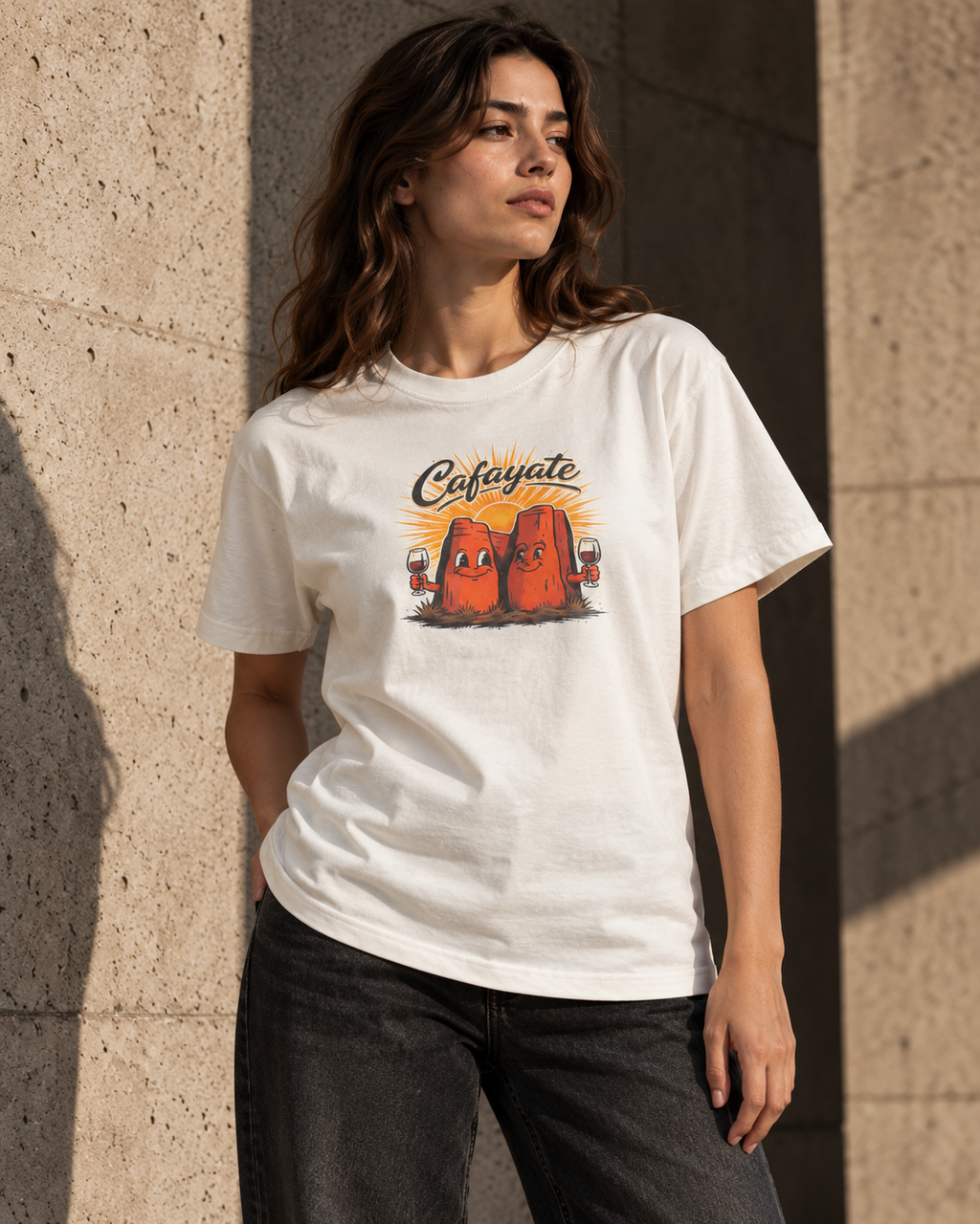 Modelo con la remera Cafayate color crudo