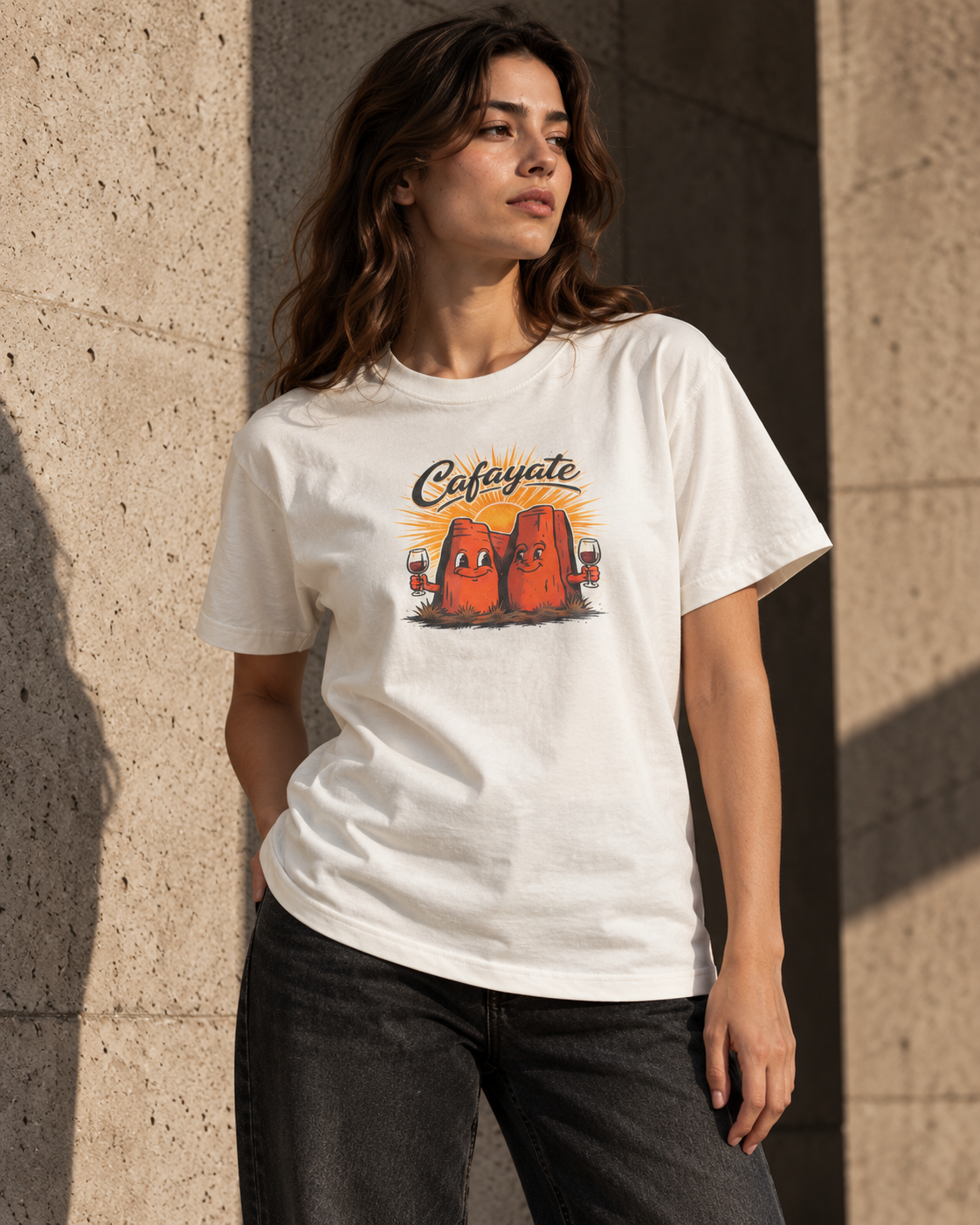 Modelo con la remera Cafayate color crudo