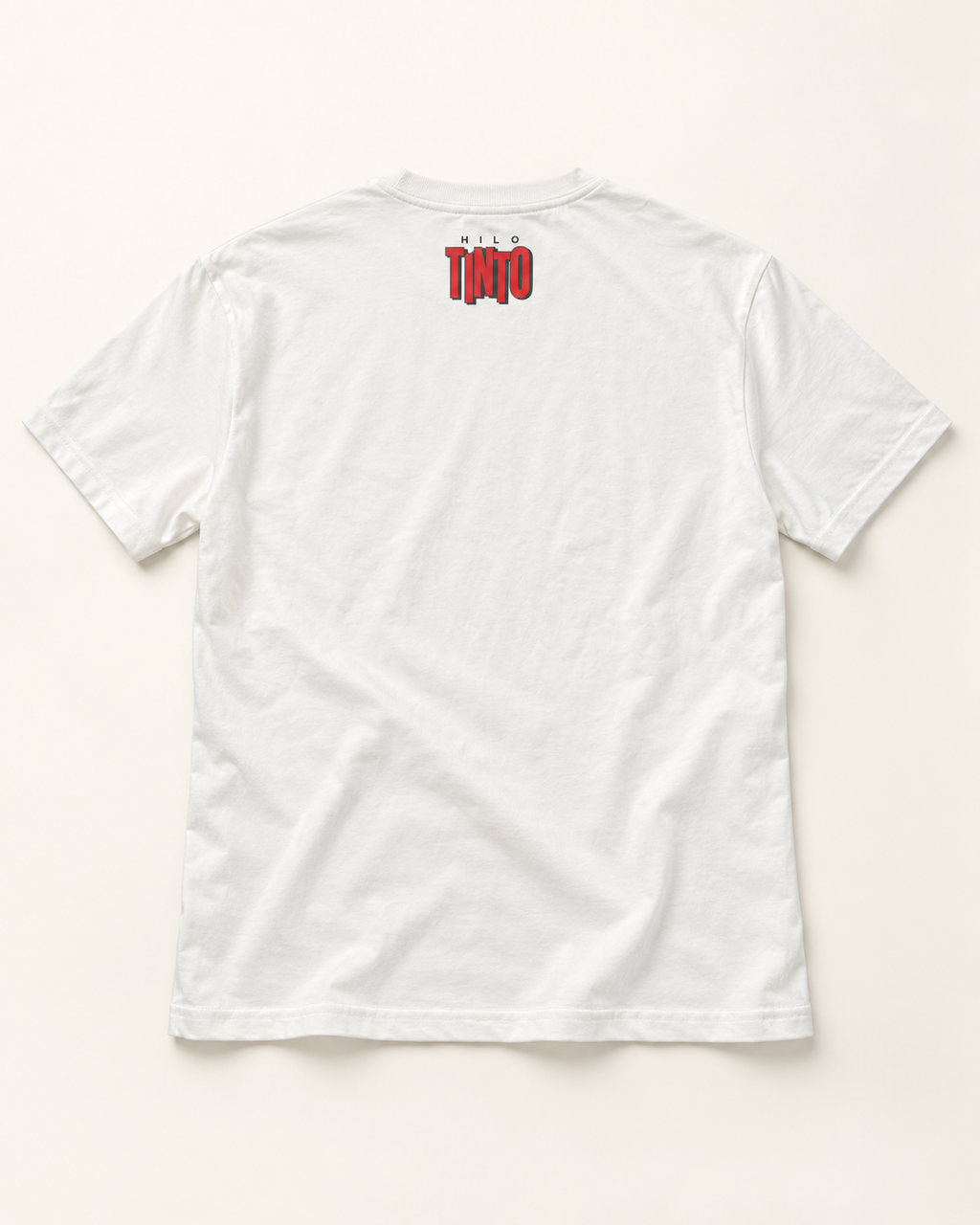 Espalda de la remera Cafayate con el logo Hilo Tinto