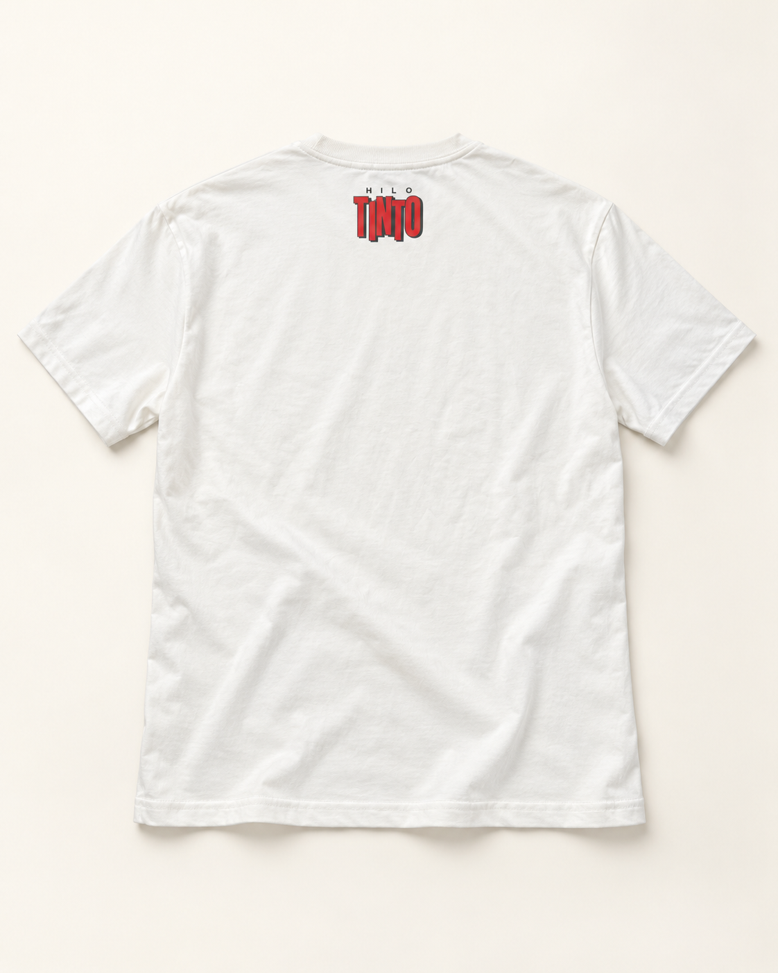 Espalda de la remera Cafayate con el logo Hilo Tinto