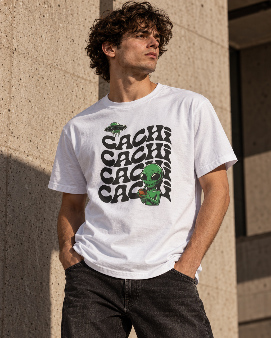 Modelo con la remera Cachi blanca