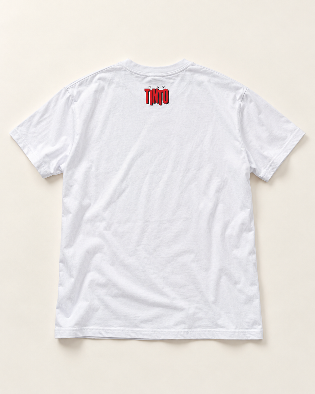Espalda de la remera Cachi con el logo Hilo Tinto